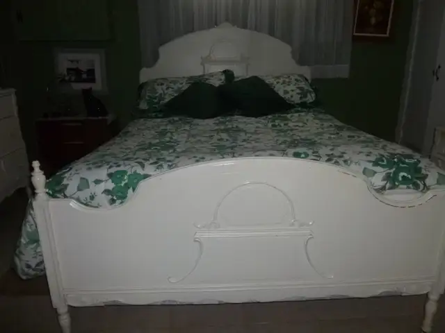 SET DE CHAMBRE BLANC,ANTIQUE CHINOIS. in Beds & Mattresses in Trois-Rivières - Image 2