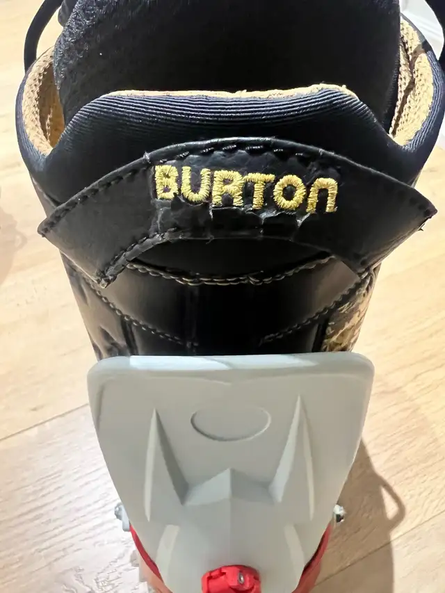Burton Shaun White Snowboard Boots with Santa Cruz Bindings in Snowboard in Oakville / Halton Region - Image 11