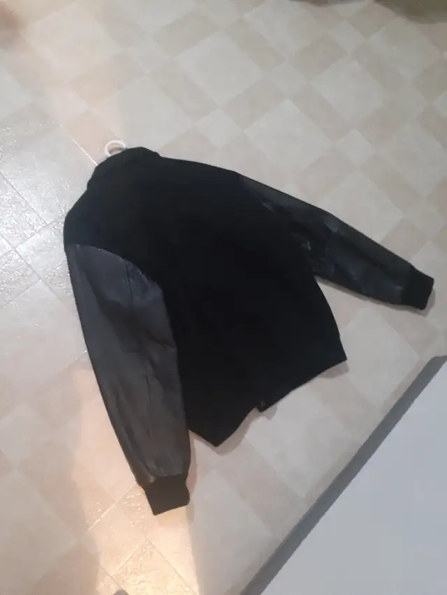 Fleece jacket with leather sleeves in Men's in Red Deer - Image 2