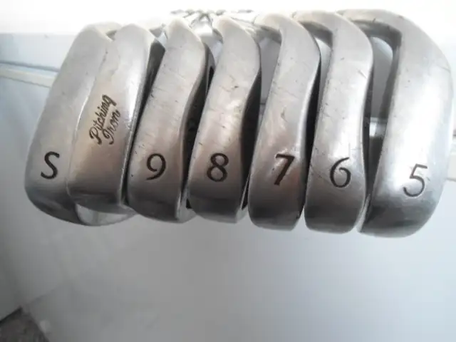 SET OF MEN'S RIGHT HANDED GOLF CLUBS WITH GOLF BAG in Golf in Sudbury - Image 5