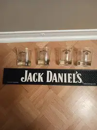 3.5 x 21 inch JACK DANIEL'S rubber drip mat with 4 GLASSES