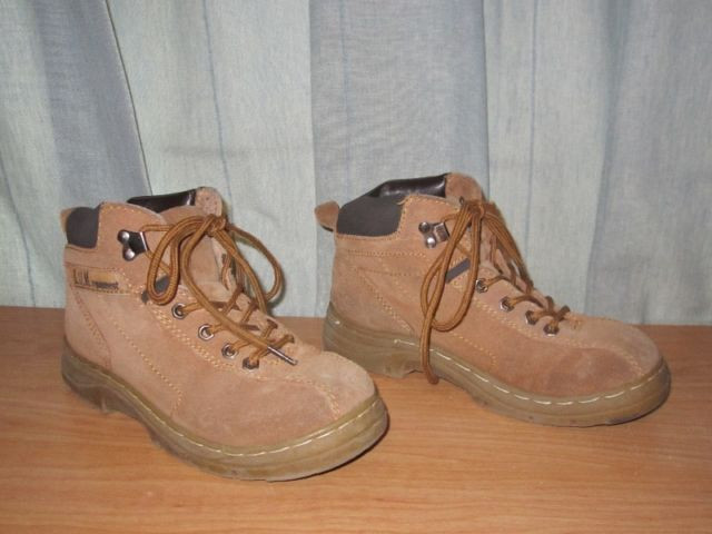 Kids Boots Short Style Brown Size = 3 in Kids & Youth in Markham / York Region