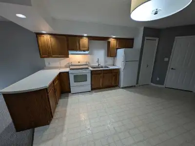 One bedroom apartment on the second floor available to rent. Laundry and dryer inside the unit. A ni...