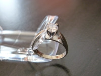 Bague pour dame de style solitaire en diamant