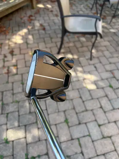 Excellent condition with upgraded SuperStroke Pistol GT grip. Comes with the original headcover.