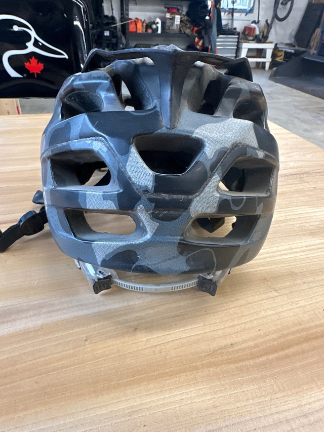 Fox mountain bike helmet  in Clothing, Shoes & Accessories in Winnipeg - Image 3
