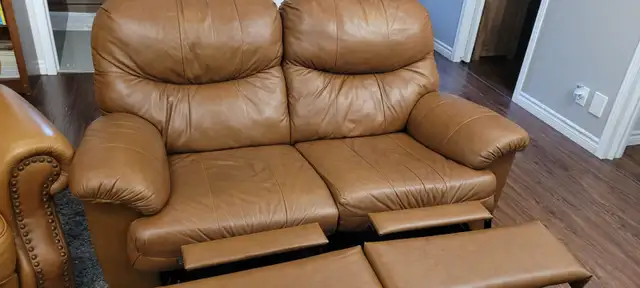 Ensemble de canapé et fauteuil inclinables in Couches & Futons in Trois-Rivières - Image 4
