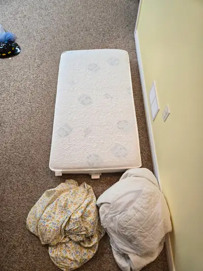 Selling my Simmons Crib Mattress which comes with 3x fitted sheets and 3x mattress covers as shown....