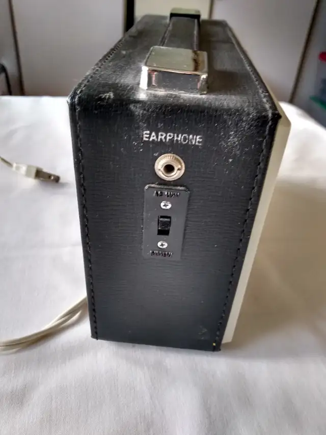 Vintage Granada AM Radio in General Electronics in Oshawa / Durham Region - Image 6