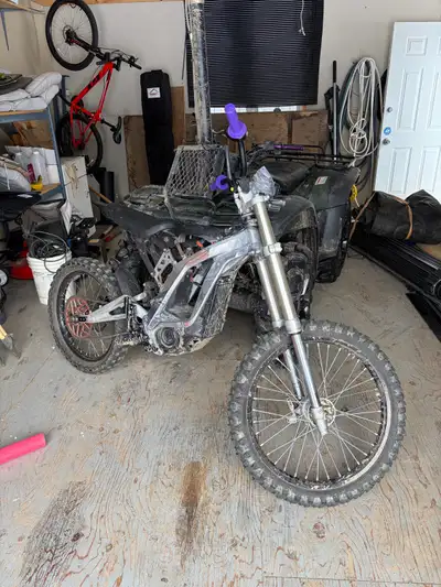 2022 surron light bee x. Seat lift Yz 85 suspension Decent tires Fresh grips 100kms on belt ( seat c...