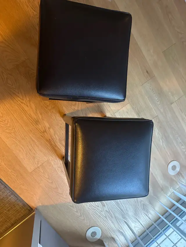 Bar Leather Stools In Like New Condition in Chairs & Recliners in City of Toronto - Image 4