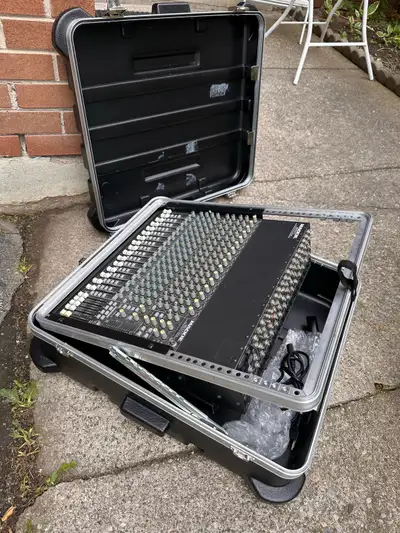 Mackie 1604-VLZ Pro mixer, View more