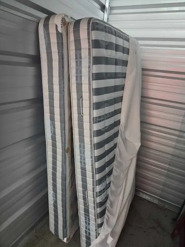 matelas simple  + sommier  in Beds & Mattresses in Longueuil / South Shore - Image 2
