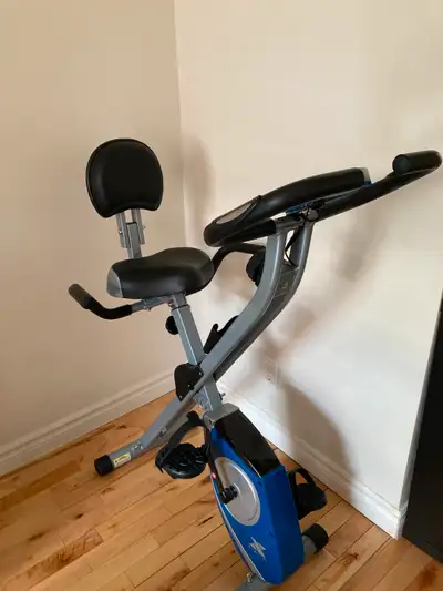 - Vélo stationnaire d'exercice pliant, comme neuf (peu utilisé), de marque Xterra, modèle FB350. - E...