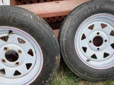 2 pneus Garlisle avec rimes à 4 trous 4/80/12 pour trailer ou tente roulotte. 30$/ chacun.