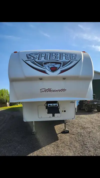 Fifthwheel en super condition, très propre et bien entretenue. Beaucoup de rangement intérieur et ex...