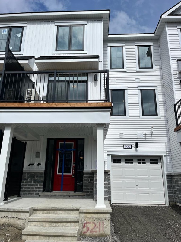 2 bedrooms + 2 bathrooms townhouse for rent in Barrhaven! Long Term