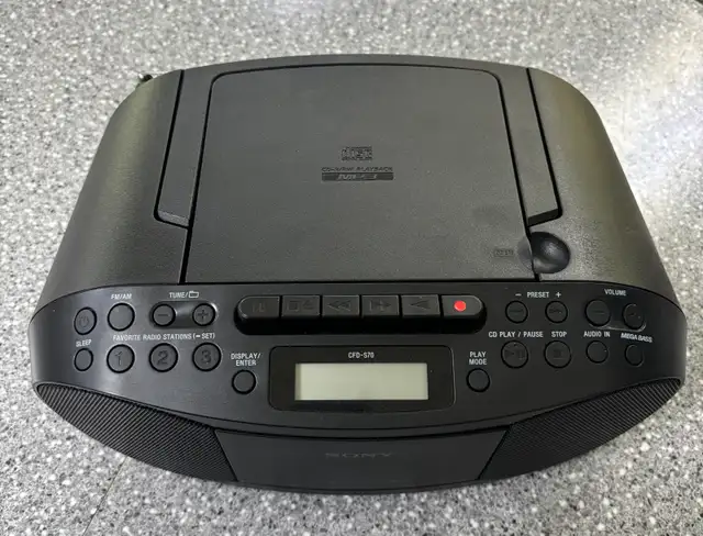 Sony CD/Radio and Cassette Recorder in General Electronics in Oshawa / Durham Region - Image 4