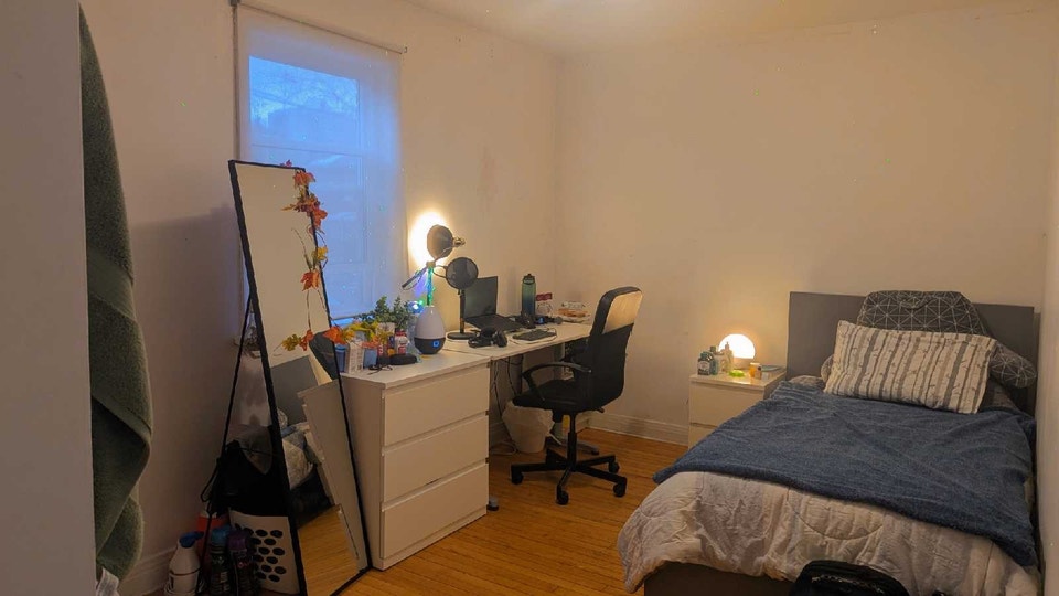Spacious room walking to u of o All in- Nov 1st 3
