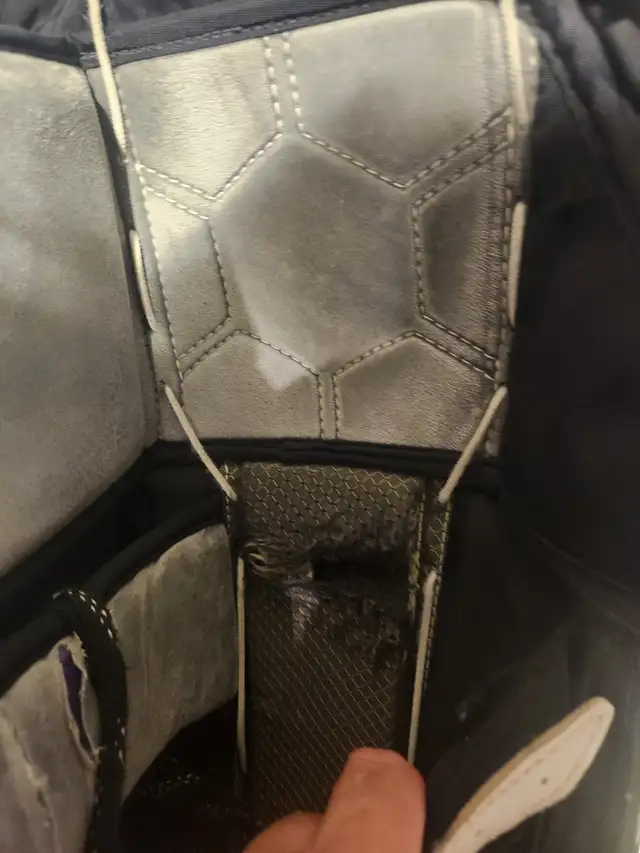 35" + 2 Vaughn Ventus SLR Pro Carbon Goalie Leg Pads (Used) in Hockey in Markham / York Region - Image 9
