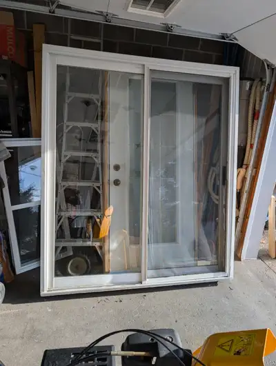 A vendre porte patio de 6 pieds 71 1/2 x 82 boîte de 9 1/4 $ 90.00 819-695-2840