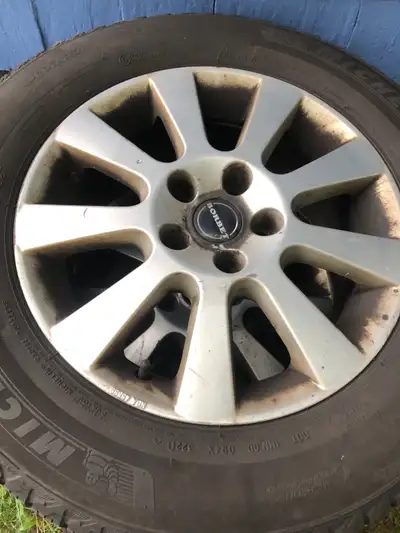 16 inch vw Tiguan wheels tires shot few centres missing