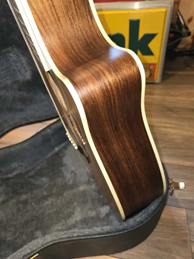 Larrivee acoustic guitar in Guitars in Stratford - Image 7