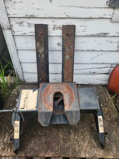 Hijacker 5th wheel hitch with rails in good working condition. See pics for details. Located in Ches...
