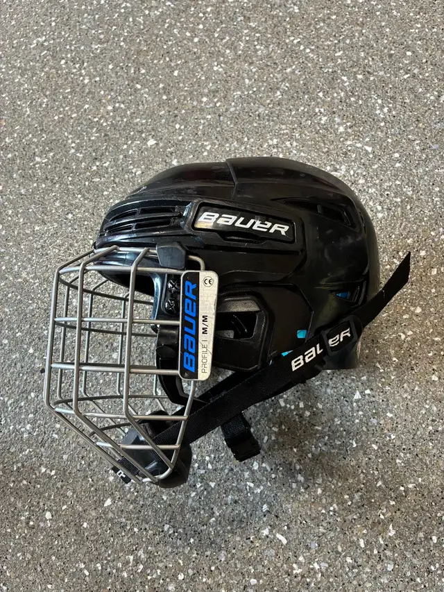 Bauer hockey helmet in Hockey in Kitchener / Waterloo - Image 3