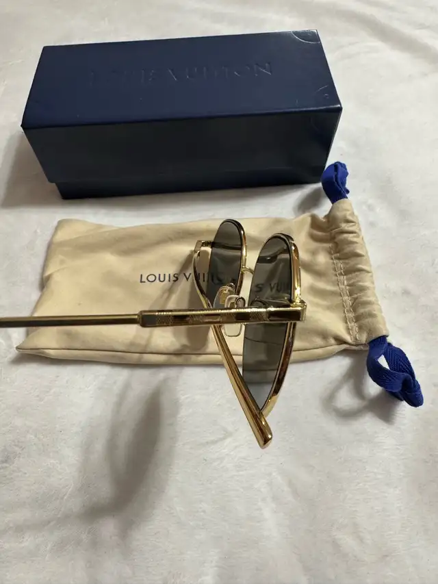 Louis Vuitton Gold and Black Sunglasses in Other in City of Toronto - Image 7