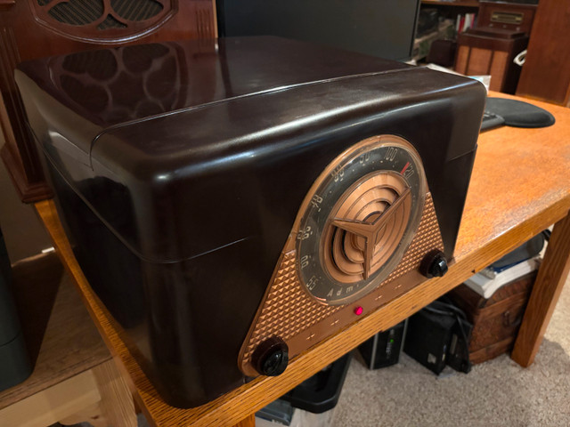 Admiral tube radio record player - working antique ! in Arts & Collectibles in Hamilton - Image 3