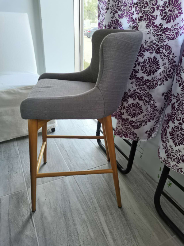 beautiful oak base bar stool unique fabric seat, 26" counter in Chairs & Recliners in Calgary