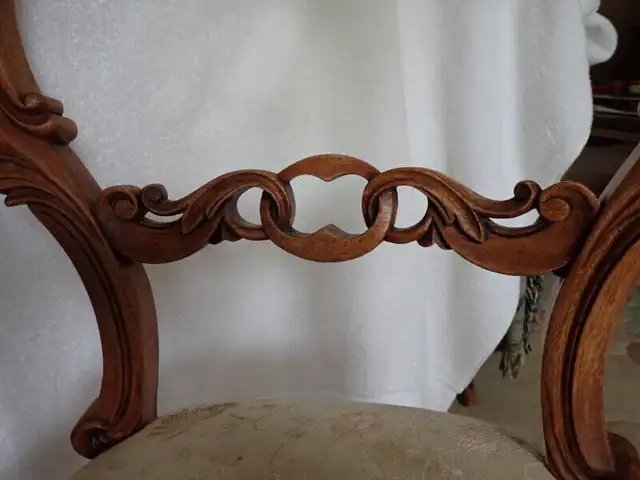 ANTIQUE balloon back chair one only , walnut,Victorian  1890s, in Chairs & Recliners in Kelowna - Image 4