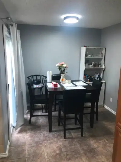 Clean Spacious room for rent Country Hill Neighborhood.