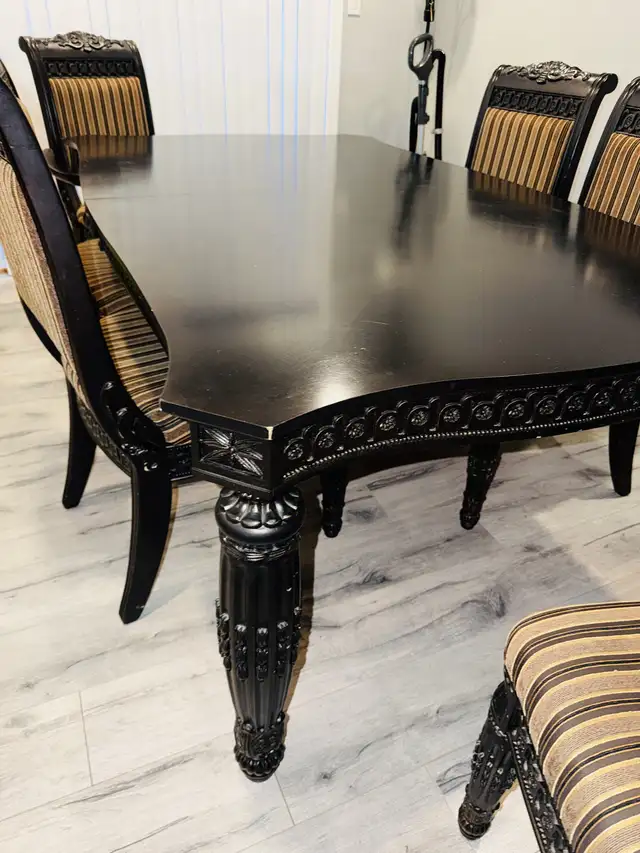 Solid wood Dining Table with 8 chairs in Dining Tables & Sets in Victoria - Image 6