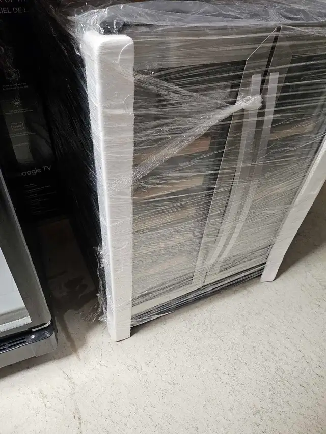 Frigidaire Gallery 23.4 in. Built in Dual Zone Beverage COOLER in Refrigerators in City of Toronto - Image 3