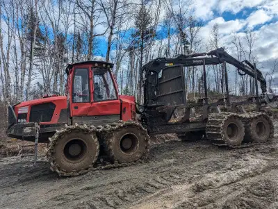2021 Komatsu 895 is a 20 tonne load capacity forwarder. It's equipped with a 165F crane and a CR400...