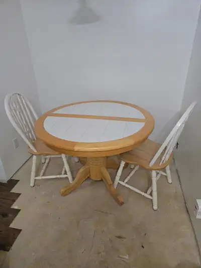 Kitchen table set, table with 3 chairs, tile top, 42" round, good shape Quick sell $150 Pick up in P...