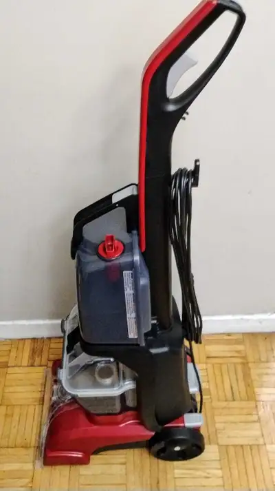 Refresh your home with this pre-owned Hoover PowerScrub carpet cleaner, designed to effectively deep...