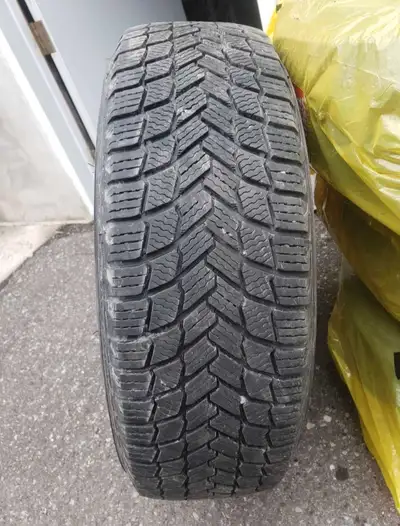 4 pneus d'hiver sur rim. Michelin X-ICE SNOW VUS 215/70R16. Achetés à 195$ + taxes chaque en novembr...