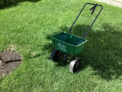 Scott speedy green 1000 seed and fertilizer spreader.$40.00 call Bob 204-837-4308.