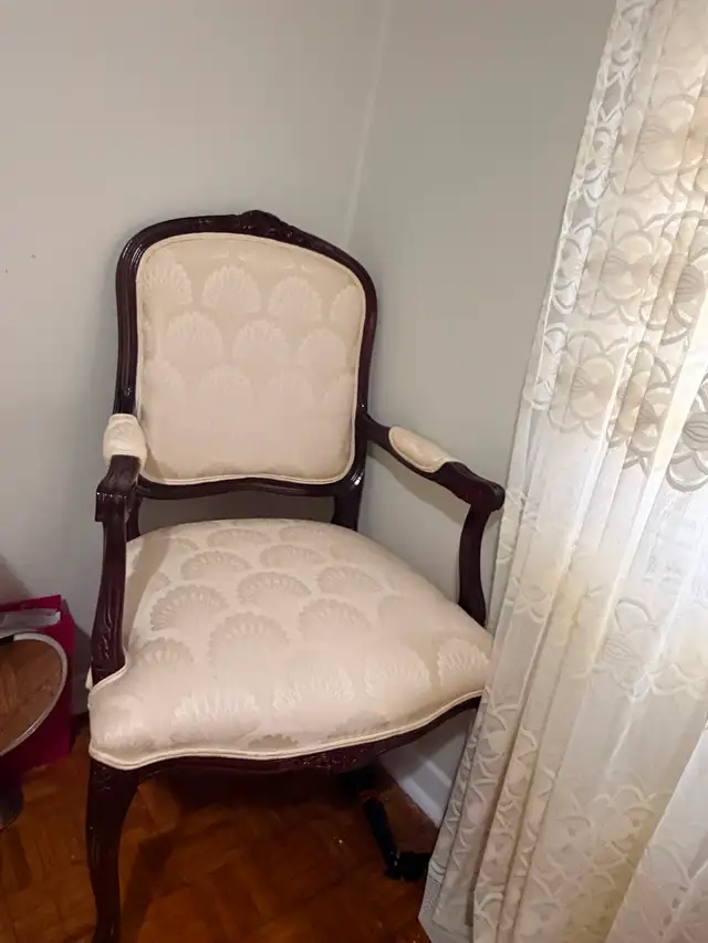 French style vintage chairs (set of 2) in Chairs & Recliners in Markham / York Region - Image 6