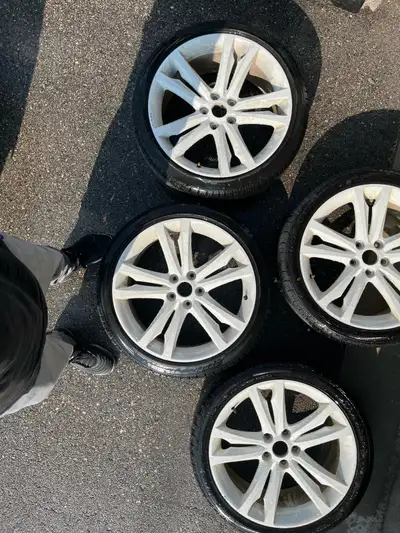 Oem genesis coupe rims Pouder coded white 245/40/19 rear 225/40/19 front