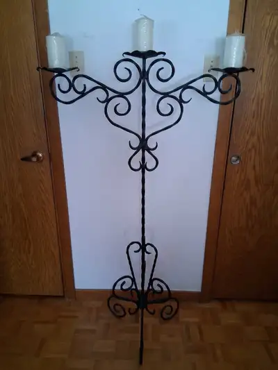 Chandelier en fer forgé 3 branches sur pieds 56.5", View more