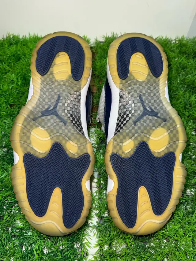 Size 9.5 - Air Jordan 11 Retro Low Georgetown in Men's Shoes in Mississauga / Peel Region - Image 3