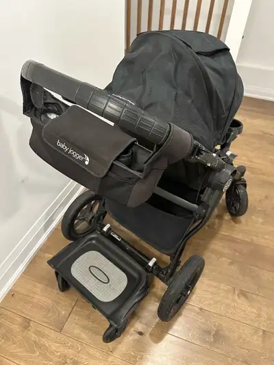 This is a used Baby Jogger City Select stroller, perfect for navigating city streets and parks! It's...