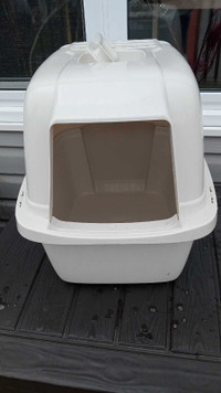 Med cat litter box inclosed