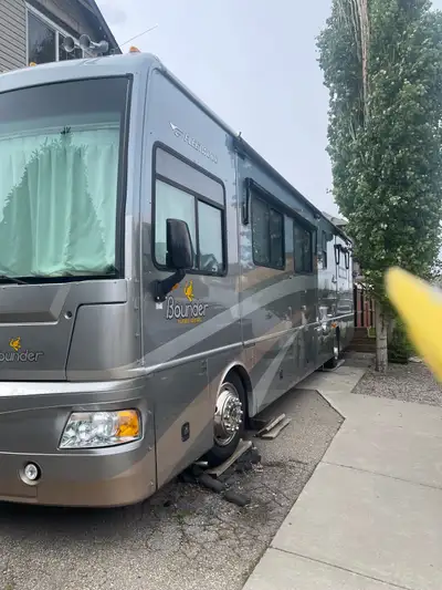 Exceptional condition, low mileage. This 2007 Fleetwood Bounder 38N is powered by a dependable Cater...