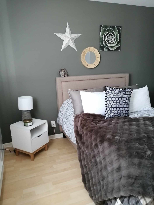 Set de chambre comprenant tête et base de lit couleur gris-beige dans Lits et matelas  à Lanaudière