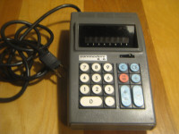 Calculatrice fonctionnelle vintage COMMODORE K-8.